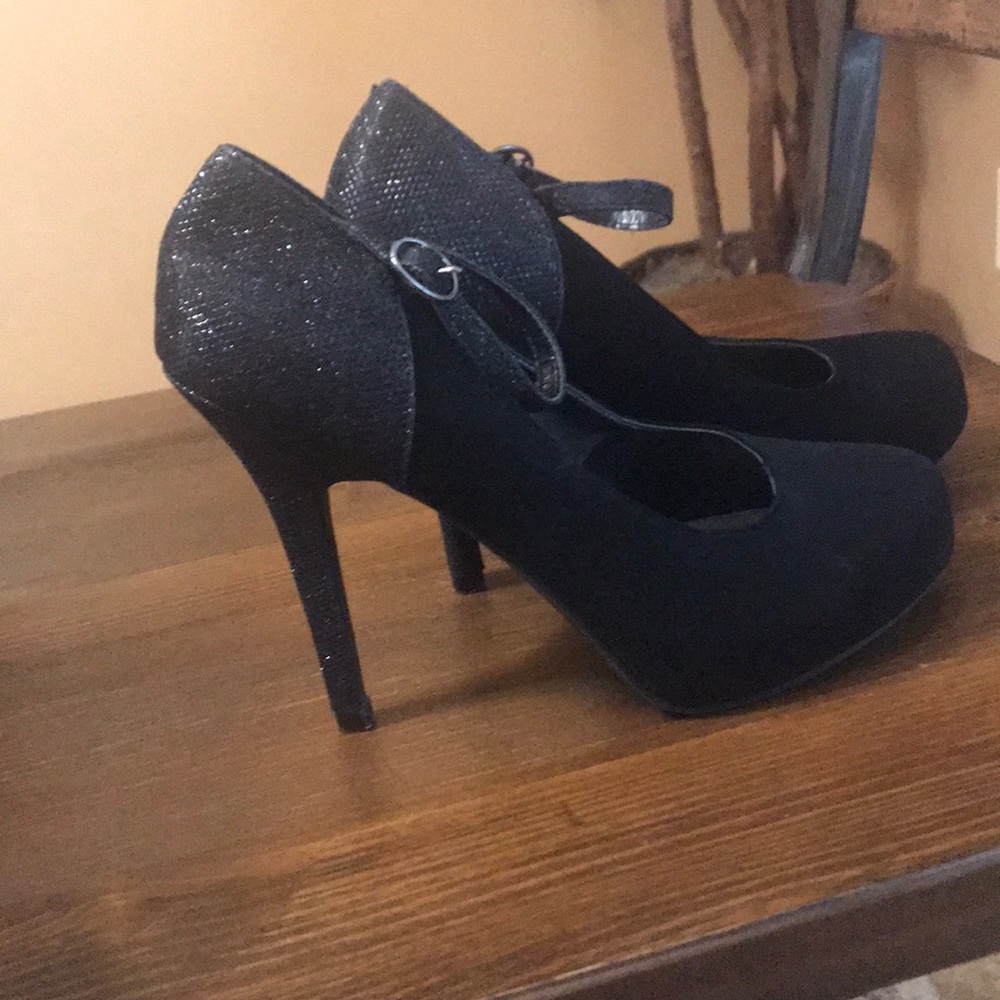heeled shoes